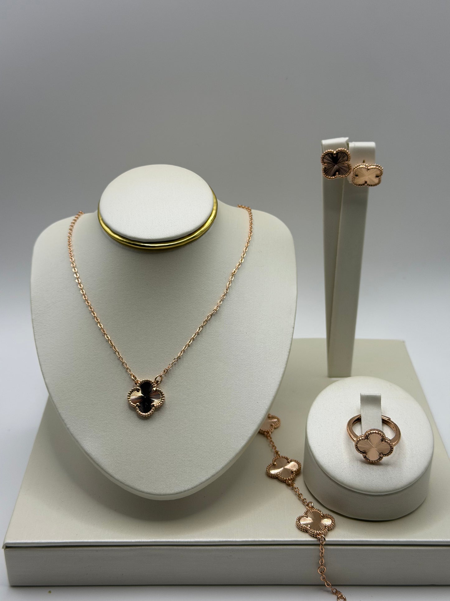 Aurique Rhombus Set with Ring