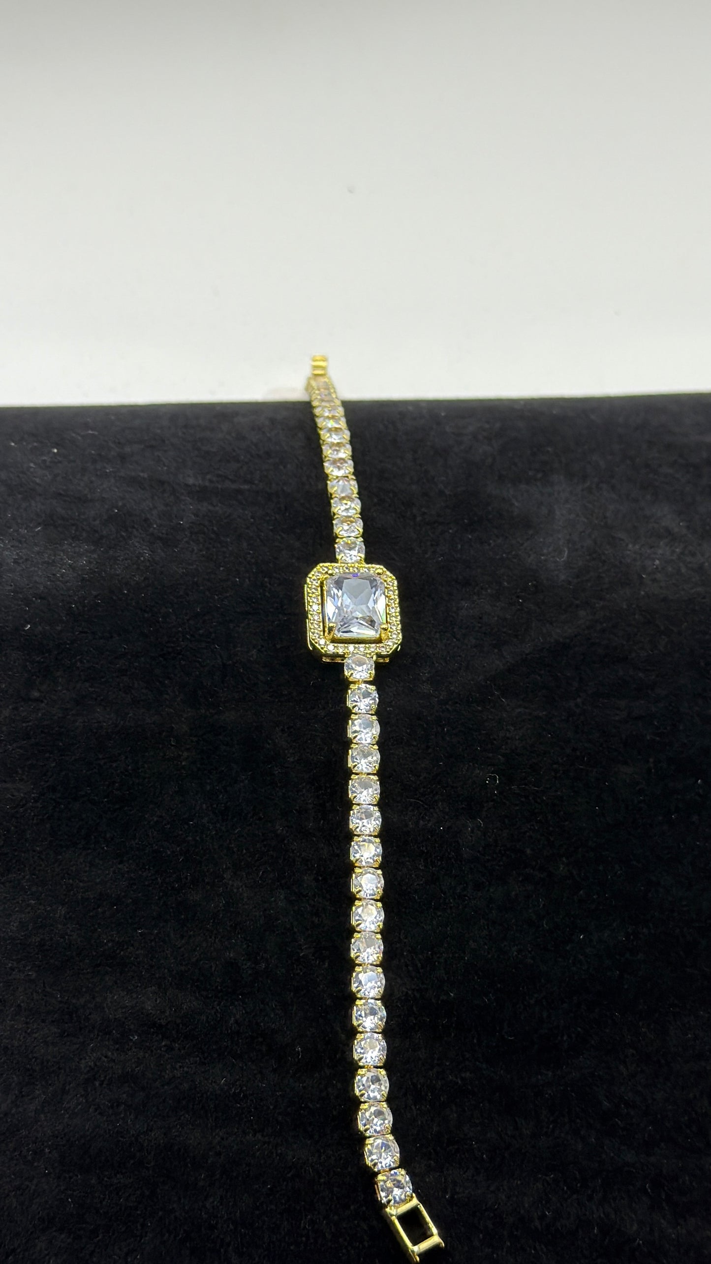 Aurique Zirconia Handchain 1004
