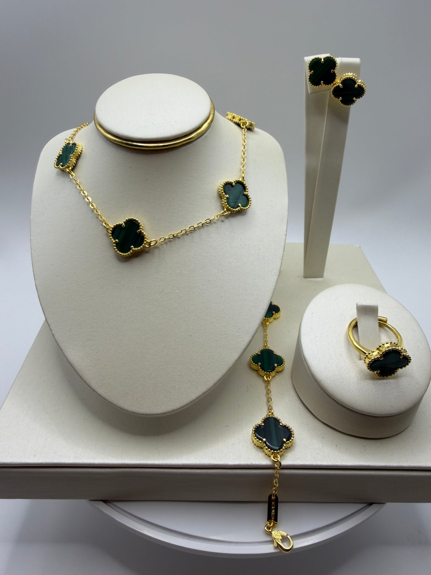 Aurique Rhombus Set with Ring
