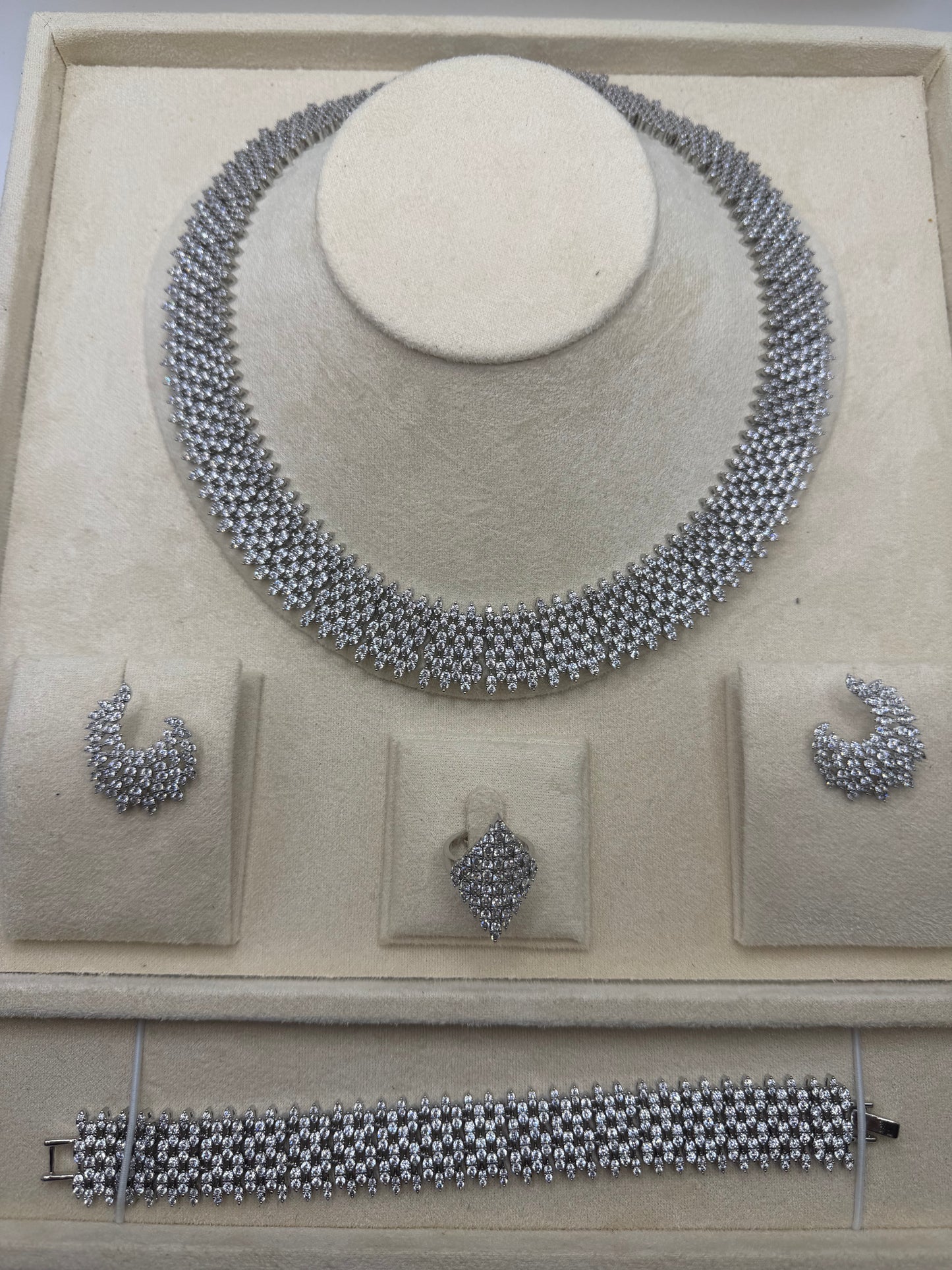 Aurique Zirconia Set 1038