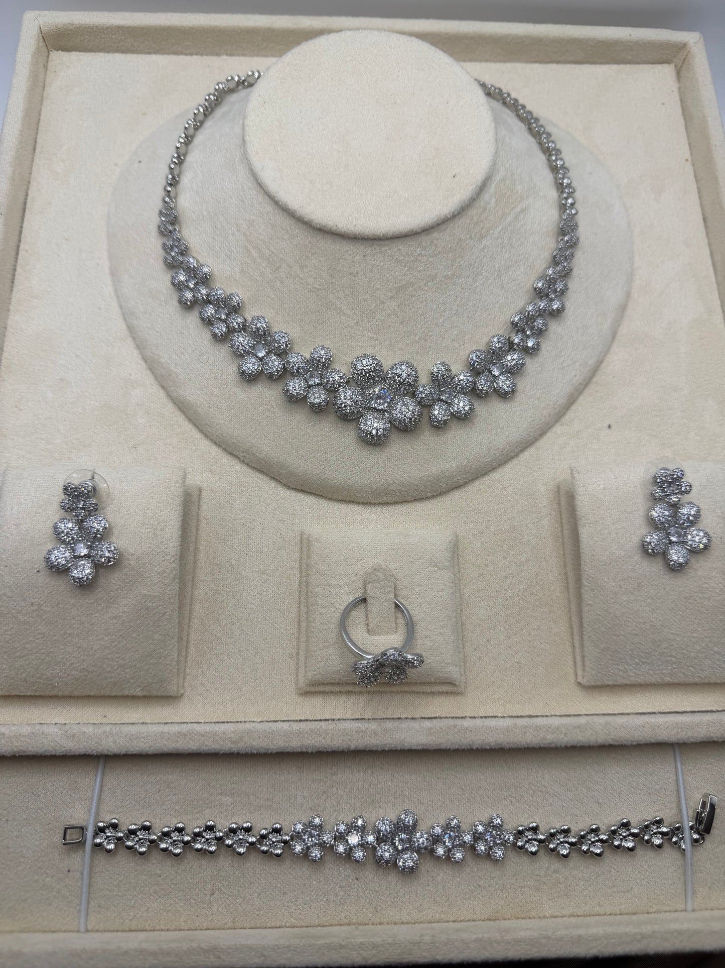 Aurique Zirconia Set 1039